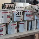 LOTE 311 - 12 LATAS DE 1KG DE COLA PLÁSTICA MARCA ANJO. (NO ESTADO) ATENÇÃO! FAZER A VISITAÇÃO ANTES DE ARREMATAR, NÃO SABEMOS SE FUNCIONA. LEILÃO NÃO TEM GARANTIA E NEM DEVOLUÇÃO, SUJEITO A POSSÍVEIS AVARIAS VISÍVEIS/OCULTAS E/OU AUSÊNCIA DE COMPONENTES.