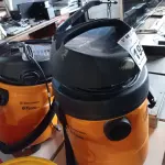 LOTE 195 - 02 ASPIRADORES DE PÓ MARCA ELETROLUX. (NO ESTADO) ATENÇÃO! FAZER A VISITAÇÃO ANTES DE ARREMATAR, NÃO SABEMOS SE FUNCIONA. LEILÃO NÃO TEM GARANTIA E NEM DEVOLUÇÃO, SUJEITO A POSSÍVEIS AVARIAS VISÍVEIS/OCULTAS E/OU AUSÊNCIA DE COMPONENTES.