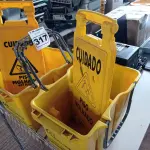 LOTE 317 - 02 BALDES DE LIMPEZA COM RODINHAS E PLACAS DE SINALIZAÇÃO. (NO ESTADO) ATENÇÃO! FAZER A VISITAÇÃO ANTES DE ARREMATAR, NÃO SABEMOS SE FUNCIONA. LEILÃO NÃO TEM GARANTIA E NEM DEVOLUÇÃO, SUJEITO A POSSÍVEIS AVARIAS VISÍVEIS/OCULTAS E/OU AUSÊNCIA DE COMPONENTES.