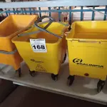 LOTE 168 - 03 BALDES DE LIMPEZA COM RODINHAS. (NO ESTADO) ATENÇÃO! FAZER A VISITAÇÃO ANTES DE ARREMATAR, NÃO SABEMOS SE FUNCIONA. LEILÃO NÃO TEM GARANTIA E NEM DEVOLUÇÃO, SUJEITO A POSSÍVEIS AVARIAS VISÍVEIS/OCULTAS E/OU AUSÊNCIA DE COMPONENTES.