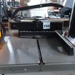 LOTE 194 - 01 GUILHOTINA DE MESA PARA CORTAR PAPEL. (NO ESTADO) ATENÇÃO! FAZER A VISITAÇÃO ANTES DE ARREMATAR, NÃO SABEMOS SE FUNCIONA. LEILÃO NÃO TEM GARANTIA E NEM DEVOLUÇÃO, SUJEITO A POSSÍVEIS AVARIAS VISÍVEIS/OCULTAS E/OU AUSÊNCIA DE COMPONENTES.