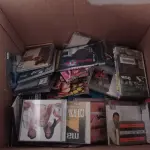 LOTE 213 - 01 LOTE COM FITAS CASSETE, DVD E CDS. (NO ESTADO) ATENÇÃO! FAZER A VISITAÇÃO ANTES DE ARREMATAR, NÃO SABEMOS SE FUNCIONA. LEILÃO NÃO TEM GARANTIA E NEM DEVOLUÇÃO, SUJEITO A POSSÍVEIS AVARIAS VISÍVEIS/OCULTAS E/OU AUSÊNCIA DE COMPONENTES.