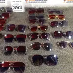 LOTE 393 - 01 LOTE COM APROXIMADAMENTE 30 ÓCULOS DE SOL DE DIVERSOS MODELOS. (NO ESTADO) ATENÇÃO! FAZER A VISITAÇÃO ANTES DE ARREMATAR, NÃO SABEMOS SE FUNCIONA. LEILÃO NÃO TEM GARANTIA E NEM DEVOLUÇÃO, SUJEITO A POSSÍVEIS AVARIAS VISÍVEIS/OCULTAS E/OU AUSÊNCIA DE COMPONENTES.