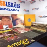LOTE 461 - 01 LOTE COM DIVERSOS DISCOS DE VINIL. (NO ESTADO) ATENÇÃO! FAZER A VISITAÇÃO ANTES DE ARREMATAR, NÃO SABEMOS SE FUNCIONA. LEILÃO NÃO TEM GARANTIA E NEM DEVOLUÇÃO, SUJEITO A POSSÍVEIS AVARIAS VISÍVEIS/OCULTAS E/OU AUSÊNCIA DE COMPONENTES.
