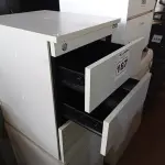 LOTE 187 - 02 GAVETEIROS PARA ESCRITORIO COM 03 GAVETAS CADA. (NO ESTADO) ATENÇÃO! FAZER A VISITAÇÃO ANTES DE ARREMATAR, NÃO SABEMOS SE FUNCIONA. LEILÃO NÃO TEM GARANTIA E NEM DEVOLUÇÃO, SUJEITO A POSSÍVEIS AVARIAS VISÍVEIS/OCULTAS E/OU AUSÊNCIA DE COMPONENTES.