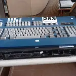 LOTE 263 - 01 MESA DE VÍDEO 02 APARELHOS ELETRÔNICOS. (NO ESTADO) ATENÇÃO! FAZER A VISITAÇÃO ANTES DE ARREMATAR, NÃO SABEMOS SE FUNCIONA. LEILÃO NÃO TEM GARANTIA E NEM DEVOLUÇÃO, SUJEITO A POSSÍVEIS AVARIAS VISÍVEIS/OCULTAS E/OU AUSÊNCIA DE COMPONENTES.