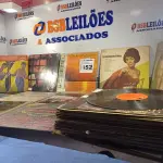 LOTE 452 - 01 LOTE COM DIVERSOS DISCOS DE VINIL. (NO ESTADO) ATENÇÃO! FAZER A VISITAÇÃO ANTES DE ARREMATAR, NÃO SABEMOS SE FUNCIONA. LEILÃO NÃO TEM GARANTIA E NEM DEVOLUÇÃO, SUJEITO A POSSÍVEIS AVARIAS VISÍVEIS/OCULTAS E/OU AUSÊNCIA DE COMPONENTES.