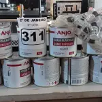 LOTE 311 - 12 LATAS DE 1KG DE COLA PLÁSTICA MARCA ANJO. (NO ESTADO) ATENÇÃO! FAZER A VISITAÇÃO ANTES DE ARREMATAR, NÃO SABEMOS SE FUNCIONA. LEILÃO NÃO TEM GARANTIA E NEM DEVOLUÇÃO, SUJEITO A POSSÍVEIS AVARIAS VISÍVEIS/OCULTAS E/OU AUSÊNCIA DE COMPONENTES.