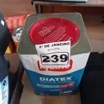 LOTE 239 - 01 LATA DE TINTA IQUINE DIATEX PINTA MAIS 18L FOSCO MARACUJÁ. (NO ESTADO) ATENÇÃO! FAZER A VISITAÇÃO ANTES DE ARREMATAR, NÃO SABEMOS SE FUNCIONA. LEILÃO NÃO TEM GARANTIA E NEM DEVOLUÇÃO, SUJEITO A POSSÍVEIS AVARIAS VISÍVEIS/OCULTAS E/OU AUSÊNCIA DE COMPONENTES.