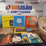 LOTE 398 - 01 LOTE COM DIVERSOS DISCOS DE VINIL. (NO ESTADO) ATENÇÃO! FAZER A VISITAÇÃO ANTES DE ARREMATAR, NÃO SABEMOS SE FUNCIONA. LEILÃO NÃO TEM GARANTIA E NEM DEVOLUÇÃO, SUJEITO A POSSÍVEIS AVARIAS VISÍVEIS/OCULTAS E/OU AUSÊNCIA DE COMPONENTES.