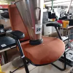 LOTE 289 -  01 CADEIRA PÉ FIXO, 01 COPO PARA LIQUIDIFICADOR INDUSTRIAL EM INOX E 01 BANQUETA. (NO ESTADO) ATENÇÃO! FAZER A VISITAÇÃO ANTES DE ARREMATAR, NÃO SABEMOS SE FUNCIONA. LEILÃO NÃO TEM GARANTIA E NEM DEVOLUÇÃO, SUJEITO A POSSÍVEIS AVARIAS VISÍVEIS/OCULTAS E/OU AUSÊNCIA DE COMPONENTES.