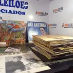 LOTE 396 - 01 LOTE COM DIVERSOS DISCOS DE VINIL. (NO ESTADO) ATENÇÃO! FAZER A VISITAÇÃO ANTES DE ARREMATAR, NÃO SABEMOS SE FUNCIONA. LEILÃO NÃO TEM GARANTIA E NEM DEVOLUÇÃO, SUJEITO A POSSÍVEIS AVARIAS VISÍVEIS/OCULTAS E/OU AUSÊNCIA DE COMPONENTES.