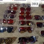 LOTE 393 - 01 LOTE COM APROXIMADAMENTE 30 ÓCULOS DE SOL DE DIVERSOS MODELOS. (NO ESTADO) ATENÇÃO! FAZER A VISITAÇÃO ANTES DE ARREMATAR, NÃO SABEMOS SE FUNCIONA. LEILÃO NÃO TEM GARANTIA E NEM DEVOLUÇÃO, SUJEITO A POSSÍVEIS AVARIAS VISÍVEIS/OCULTAS E/OU AUSÊNCIA DE COMPONENTES.