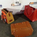 LOTE 403 -  03 BOLSAS FEMININAS. (NO ESTADO) ATENÇÃO! FAZER A VISITAÇÃO ANTES DE ARREMATAR, NÃO SABEMOS SE FUNCIONA. LEILÃO NÃO TEM GARANTIA E NEM DEVOLUÇÃO, SUJEITO A POSSÍVEIS AVARIAS VISÍVEIS/OCULTAS E/OU AUSÊNCIA DE COMPONENTES.