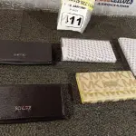 LOTE 411 - 05 CARTEIRAS FEMININA. (NO ESTADO) ATENÇÃO! FAZER A VISITAÇÃO ANTES DE ARREMATAR, NÃO SABEMOS SE FUNCIONA. LEILÃO NÃO TEM GARANTIA E NEM DEVOLUÇÃO, SUJEITO A POSSÍVEIS AVARIAS VISÍVEIS/OCULTAS E/OU AUSÊNCIA DE COMPONENTES.