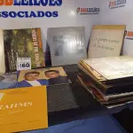 LOTE 460 - 01 LOTE COM DIVERSOS DISCOS DE VINIL. (NO ESTADO) ATENÇÃO! FAZER A VISITAÇÃO ANTES DE ARREMATAR, NÃO SABEMOS SE FUNCIONA. LEILÃO NÃO TEM GARANTIA E NEM DEVOLUÇÃO, SUJEITO A POSSÍVEIS AVARIAS VISÍVEIS/OCULTAS E/OU AUSÊNCIA DE COMPONENTES.