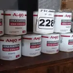 LOTE 228 - 12 LATAS DE 1KG DE COLA PLÁSTICA MARCA ANJO. (NO ESTADO) ATENÇÃO! FAZER A VISITAÇÃO ANTES DE ARREMATAR, NÃO SABEMOS SE FUNCIONA. LEILÃO NÃO TEM GARANTIA E NEM DEVOLUÇÃO, SUJEITO A POSSÍVEIS AVARIAS VISÍVEIS/OCULTAS E/OU AUSÊNCIA DE COMPONENTES.