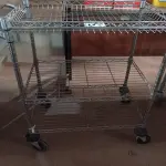 LOTE 177 - 01 CARRINHO PARA TRANSPORTE DE UTENSILIOS COM TRES DIVISOES. (NO ESTADO) ATENÇÃO! FAZER A VISITAÇÃO ANTES DE ARREMATAR, NÃO SABEMOS SE FUNCIONA. LEILÃO NÃO TEM GARANTIA E NEM DEVOLUÇÃO, SUJEITO A POSSÍVEIS AVARIAS VISÍVEIS/OCULTAS E/OU AUSÊNCIA DE COMPONENTES.