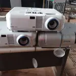 LOTE 284 - 03 PROJETORES MULTIMÍDIA PARA RETIRADA DE PEÇAS. (NO ESTADO) ATENÇÃO! FAZER A VISITAÇÃO ANTES DE ARREMATAR, NÃO SABEMOS SE FUNCIONA. LEILÃO NÃO TEM GARANTIA E NEM DEVOLUÇÃO, SUJEITO A POSSÍVEIS AVARIAS VISÍVEIS/OCULTAS E/OU AUSÊNCIA DE COMPONENTES.