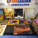 LOTE 451 - 01 LOTE COM DIVERSOS DISCOS DE VINIL. (NO ESTADO) ATENÇÃO! FAZER A VISITAÇÃO ANTES DE ARREMATAR, NÃO SABEMOS SE FUNCIONA. LEILÃO NÃO TEM GARANTIA E NEM DEVOLUÇÃO, SUJEITO A POSSÍVEIS AVARIAS VISÍVEIS/OCULTAS E/OU AUSÊNCIA DE COMPONENTES.