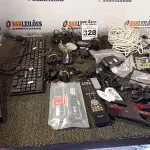 LOTE 328 - 01 LOTE COM DIVERSOS PERIFÉRICOS DE INFORMÁTICA. (NO ESTADO) ATENÇÃO! FAZER A VISITAÇÃO ANTES DE ARREMATAR, NÃO SABEMOS SE FUNCIONA. LEILÃO NÃO TEM GARANTIA E NEM DEVOLUÇÃO, SUJEITO A POSSÍVEIS AVARIAS VISÍVEIS/OCULTAS E/OU AUSÊNCIA DE COMPONENTES.