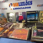LOTE 450 - 01 LOTE COM DIVERSOS DISCOS DE VINIL. (NO ESTADO) ATENÇÃO! FAZER A VISITAÇÃO ANTES DE ARREMATAR, NÃO SABEMOS SE FUNCIONA. LEILÃO NÃO TEM GARANTIA E NEM DEVOLUÇÃO, SUJEITO A POSSÍVEIS AVARIAS VISÍVEIS/OCULTAS E/OU AUSÊNCIA DE COMPONENTES.