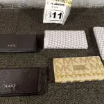 LOTE 411 - 05 CARTEIRAS FEMININA. (NO ESTADO) ATENÇÃO! FAZER A VISITAÇÃO ANTES DE ARREMATAR, NÃO SABEMOS SE FUNCIONA. LEILÃO NÃO TEM GARANTIA E NEM DEVOLUÇÃO, SUJEITO A POSSÍVEIS AVARIAS VISÍVEIS/OCULTAS E/OU AUSÊNCIA DE COMPONENTES.