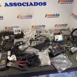 LOTE 328 - 01 LOTE COM DIVERSOS PERIFÉRICOS DE INFORMÁTICA. (NO ESTADO) ATENÇÃO! FAZER A VISITAÇÃO ANTES DE ARREMATAR, NÃO SABEMOS SE FUNCIONA. LEILÃO NÃO TEM GARANTIA E NEM DEVOLUÇÃO, SUJEITO A POSSÍVEIS AVARIAS VISÍVEIS/OCULTAS E/OU AUSÊNCIA DE COMPONENTES.