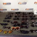 LOTE 424 - 01 LOTE COM ÓCULOS DE SOL.(NO ESTADO) ATENÇÃO! FAZER A VISITAÇÃO ANTES DE ARREMATAR, NÃO SABEMOS SE FUNCIONA. LEILÃO NÃO TEM GARANTIA E NEM DEVOLUÇÃO, SUJEITO A POSSÍVEIS AVARIAS VISÍVEIS/OCULTAS E/OU AUSÊNCIA DE COMPONENTES.