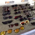 LOTE 424 - 01 LOTE COM ÓCULOS DE SOL.(NO ESTADO) ATENÇÃO! FAZER A VISITAÇÃO ANTES DE ARREMATAR, NÃO SABEMOS SE FUNCIONA. LEILÃO NÃO TEM GARANTIA E NEM DEVOLUÇÃO, SUJEITO A POSSÍVEIS AVARIAS VISÍVEIS/OCULTAS E/OU AUSÊNCIA DE COMPONENTES.
