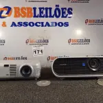 LOTE 171 - 02 PROJETORES MULTIMIDEA PARA RETIRADA DE PEÇAS. (NO ESTADO) ATENÇÃO! FAZER A VISITAÇÃO ANTES DE ARREMATAR, NÃO SABEMOS SE FUNCIONA. LEILÃO NÃO TEM GARANTIA E NEM DEVOLUÇÃO, SUJEITO A POSSÍVEIS AVARIAS VISÍVEIS/OCULTAS E/OU AUSÊNCIA DE COMPONENTES.