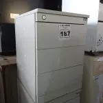 LOTE 187 - 02 GAVETEIROS PARA ESCRITORIO COM 03 GAVETAS CADA. (NO ESTADO) ATENÇÃO! FAZER A VISITAÇÃO ANTES DE ARREMATAR, NÃO SABEMOS SE FUNCIONA. LEILÃO NÃO TEM GARANTIA E NEM DEVOLUÇÃO, SUJEITO A POSSÍVEIS AVARIAS VISÍVEIS/OCULTAS E/OU AUSÊNCIA DE COMPONENTES.