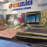 LOTE 450 - 01 LOTE COM DIVERSOS DISCOS DE VINIL. (NO ESTADO) ATENÇÃO! FAZER A VISITAÇÃO ANTES DE ARREMATAR, NÃO SABEMOS SE FUNCIONA. LEILÃO NÃO TEM GARANTIA E NEM DEVOLUÇÃO, SUJEITO A POSSÍVEIS AVARIAS VISÍVEIS/OCULTAS E/OU AUSÊNCIA DE COMPONENTES.