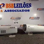 LOTE 171 - 02 PROJETORES MULTIMIDEA PARA RETIRADA DE PEÇAS. (NO ESTADO) ATENÇÃO! FAZER A VISITAÇÃO ANTES DE ARREMATAR, NÃO SABEMOS SE FUNCIONA. LEILÃO NÃO TEM GARANTIA E NEM DEVOLUÇÃO, SUJEITO A POSSÍVEIS AVARIAS VISÍVEIS/OCULTAS E/OU AUSÊNCIA DE COMPONENTES.