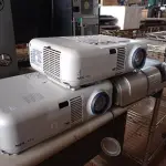 LOTE 284 - 03 PROJETORES MULTIMÍDIA PARA RETIRADA DE PEÇAS. (NO ESTADO) ATENÇÃO! FAZER A VISITAÇÃO ANTES DE ARREMATAR, NÃO SABEMOS SE FUNCIONA. LEILÃO NÃO TEM GARANTIA E NEM DEVOLUÇÃO, SUJEITO A POSSÍVEIS AVARIAS VISÍVEIS/OCULTAS E/OU AUSÊNCIA DE COMPONENTES.