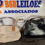 LOTE 402 - 02 BOLSAS FEMININAS. (NO ESTADO) ATENÇÃO! FAZER A VISITAÇÃO ANTES DE ARREMATAR, NÃO SABEMOS SE FUNCIONA. LEILÃO NÃO TEM GARANTIA E NEM DEVOLUÇÃO, SUJEITO A POSSÍVEIS AVARIAS VISÍVEIS/OCULTAS E/OU AUSÊNCIA DE COMPONENTES.