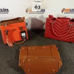 LOTE 403 -  03 BOLSAS FEMININAS. (NO ESTADO) ATENÇÃO! FAZER A VISITAÇÃO ANTES DE ARREMATAR, NÃO SABEMOS SE FUNCIONA. LEILÃO NÃO TEM GARANTIA E NEM DEVOLUÇÃO, SUJEITO A POSSÍVEIS AVARIAS VISÍVEIS/OCULTAS E/OU AUSÊNCIA DE COMPONENTES.