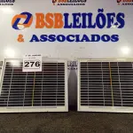 LOTE 276 - 02 PAINÉIS SOLARES 18V 10W.  (NO ESTADO) ATENÇÃO! FAZER A VISITAÇÃO ANTES DE ARREMATAR, NÃO SABEMOS SE FUNCIONA. LEILÃO NÃO TEM GARANTIA E NEM DEVOLUÇÃO, SUJEITO A POSSÍVEIS AVARIAS VISÍVEIS/OCULTAS E/OU AUSÊNCIA DE COMPONENTES.