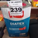 LOTE 239 - 01 LATA DE TINTA IQUINE DIATEX PINTA MAIS 18L FOSCO MARACUJÁ. (NO ESTADO) ATENÇÃO! FAZER A VISITAÇÃO ANTES DE ARREMATAR, NÃO SABEMOS SE FUNCIONA. LEILÃO NÃO TEM GARANTIA E NEM DEVOLUÇÃO, SUJEITO A POSSÍVEIS AVARIAS VISÍVEIS/OCULTAS E/OU AUSÊNCIA DE COMPONENTES.