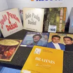 LOTE 460 - 01 LOTE COM DIVERSOS DISCOS DE VINIL. (NO ESTADO) ATENÇÃO! FAZER A VISITAÇÃO ANTES DE ARREMATAR, NÃO SABEMOS SE FUNCIONA. LEILÃO NÃO TEM GARANTIA E NEM DEVOLUÇÃO, SUJEITO A POSSÍVEIS AVARIAS VISÍVEIS/OCULTAS E/OU AUSÊNCIA DE COMPONENTES.