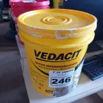 LOTE 246 - 01 BALDE DE VEDACIT, ADITIVO IMPERMEABILIZANTE PARA CONCRETOS E ARGAMASSAS 18L. (NO ESTADO) ATENÇÃO! FAZER A VISITAÇÃO ANTES DE ARREMATAR, NÃO SABEMOS SE FUNCIONA. LEILÃO NÃO TEM GARANTIA E NEM DEVOLUÇÃO, SUJEITO A POSSÍVEIS AVARIAS VISÍVEIS/OCULTAS E/OU AUSÊNCIA DE COMPONENTES.