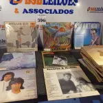 LOTE 396 - 01 LOTE COM DIVERSOS DISCOS DE VINIL. (NO ESTADO) ATENÇÃO! FAZER A VISITAÇÃO ANTES DE ARREMATAR, NÃO SABEMOS SE FUNCIONA. LEILÃO NÃO TEM GARANTIA E NEM DEVOLUÇÃO, SUJEITO A POSSÍVEIS AVARIAS VISÍVEIS/OCULTAS E/OU AUSÊNCIA DE COMPONENTES.