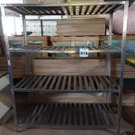 LOTE 516 - 01 PRATELEIRA EM INOX COM 04 COMPARTIMENTOS. (NO ESTADO) ATENÇÃO! FAZER A VISITAÇÃO ANTES DE ARREMATAR, NÃO SABEMOS SE FUNCIONA. LEILÃO NÃO TEM GARANTIA E NEM DEVOLUÇÃO, SUJEITO A POSSÍVEIS AVARIAS VISÍVEIS/OCULTAS E/OU AUSÊNCIA DE COMPONENTES.