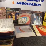 LOTE 388 - 01 LOTE COM DIVERSOS DISCOS DE VINIL. (NO ESTADO) ATENÇÃO! FAZER A VISITAÇÃO ANTES DE ARREMATAR, NÃO SABEMOS SE FUNCIONA. LEILÃO NÃO TEM GARANTIA E NEM DEVOLUÇÃO, SUJEITO A POSSÍVEIS AVARIAS VISÍVEIS/OCULTAS E/OU AUSÊNCIA DE COMPONENTES.