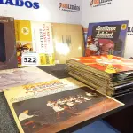 LOTE 522 - 01 LOTE COM DIVERSOS DISCOS DE VINIL. (NO ESTADO) ATENÇÃO! FAZER A VISITAÇÃO ANTES DE ARREMATAR, NÃO SABEMOS SE FUNCIONA. LEILÃO NÃO TEM GARANTIA E NEM DEVOLUÇÃO, SUJEITO A POSSÍVEIS AVARIAS VISÍVEIS/OCULTAS E/OU AUSÊNCIA DE COMPONENTES.