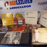LOTE 524 - 01 LOTE COM DIVERSOS DISCOS DE VINIL. (NO ESTADO) ATENÇÃO! FAZER A VISITAÇÃO ANTES DE ARREMATAR, NÃO SABEMOS SE FUNCIONA. LEILÃO NÃO TEM GARANTIA E NEM DEVOLUÇÃO, SUJEITO A POSSÍVEIS AVARIAS VISÍVEIS/OCULTAS E/OU AUSÊNCIA DE COMPONENTES.