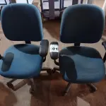LOTE 501 - 02 CADEIRAS PARA ESCRITÓRIO COM BASE GIRATÓRIA NA COR AZUL. (NO ESTADO) ATENÇÃO! FAZER A VISITAÇÃO ANTES DE ARREMATAR, NÃO SABEMOS SE FUNCIONA. LEILÃO NÃO TEM GARANTIA E NEM DEVOLUÇÃO, SUJEITO A POSSÍVEIS AVARIAS VISÍVEIS/OCULTAS E/OU AUSÊNCIA DE COMPONENTES.