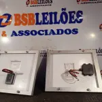 LOTE 389 - 02 PAINÉIS SOLARES 18V 10W.  (NO ESTADO) ATENÇÃO! FAZER A VISITAÇÃO ANTES DE ARREMATAR, NÃO SABEMOS SE FUNCIONA. LEILÃO NÃO TEM GARANTIA E NEM DEVOLUÇÃO, SUJEITO A POSSÍVEIS AVARIAS VISÍVEIS/OCULTAS E/OU AUSÊNCIA DE COMPONENTES.