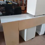 LOTE 493 - 01 MESA PARA COMPUTADOR, 01 GAVETEIRO COM 03 PORTAS E 01 GAVETEIRO COM 02 PORTAS. (NO ESTADO) ATENÇÃO! FAZER A VISITAÇÃO ANTES DE ARREMATAR, NÃO SABEMOS SE FUNCIONA. LEILÃO NÃO TEM GARANTIA E NEM DEVOLUÇÃO, SUJEITO A POSSÍVEIS AVARIAS VISÍVEIS/OCULTAS E/OU AUSÊNCIA DE COMPONENTES.