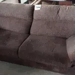 LOTE 528 - 01 SOFÁ EM TECIDO NA COR MARROM. (NO ESTADO) ATENÇÃO! FAZER A VISITAÇÃO ANTES DE ARREMATAR, NÃO SABEMOS SE FUNCIONA. LEILÃO NÃO TEM GARANTIA E NEM DEVOLUÇÃO, SUJEITO A POSSÍVEIS AVARIAS VISÍVEIS/OCULTAS E/OU AUSÊNCIA DE COMPONENTES.
